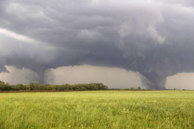 How long does it take a tornado to form and touch the ground?