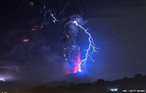 volcano-eruption-lightning1